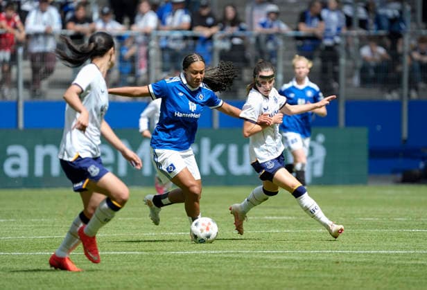Photo: Melina KRÜGER on the ball during the HSV vs. Clare Wheeler Everton match; HSV season opener on Sat, Aug. 1, 2026; Women s soccer friendly between Hamburger SV and Everton FC