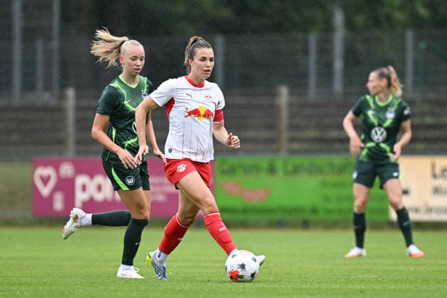 Soccer I Women s I 2026–2027 Season I Friendly Match I RB Leipzig vs. VfL Wolfsburg I August 1, 2026 Ella Peddemors 5, VfL Wolfsburg, Sandra Starke 13, Rasenballsport Leipzig in action at Markranstädt Grass Field, Stadion am Bad Großfeld, Am Stadtbad 30, Saxony, Germany Copyright: xLobeca InesxHähnelx