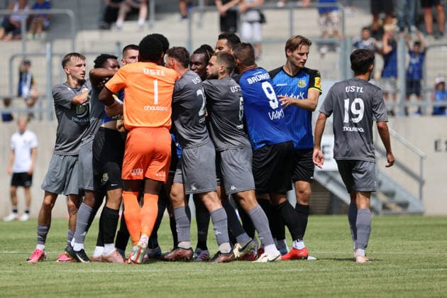 August 1, 2026, Soccer, Men s, Friendly Match, 2026–2027 Season, 1 FC Saarbrücken vs. US Thionville Lusitanos, Players from both teams forming groups, Kai Brünker 1 FC Saarbrücken, Siemen Voet 1 FC Saarbrücken, Bridges Loumouamou US Thionville Lusitanos, Muamer Aljic US Thionville Lusitanos, Saarbrücken, Ludwigsparkstadion, Saarland, Germany, DEU Copyright: xSebastianxBachx