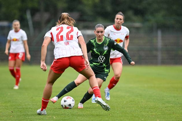Soccer I Women I 2026–2027 Season I Friendly Match I RB Leipzig vs. VfL Wolfsburg I August 1, 2026 Smilla Vallotto 14, VfL Wolfsburg aims to pass Rasenballsport Leipzig with a pass to Alieke Tuin 22, Markranstädt Grass Field, Stadion am Bad Großfeld, Am Stadtbad 30, Saxony, Germany Copyright: xLobeca InesxHähnelx