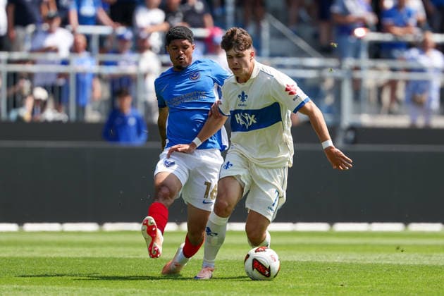 August 1, 2026, Darmstadt, Friendly Match: SV Darmstadt 98 vs. FC Portsmouth; Luke Le Roux (Portsmouth), Noah Raphael Weißhaupt (SV Darmstadt 98) battle for the ball Copyright: HMBxMedia JoaquimxFerreira