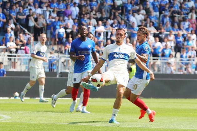August 1, 2026, xtvx, Soccer Friendly Match, SV Darmstadt 98 vs. FC Portsmouth – Tackle, duel, tackle, compete: Lance Duijevstijn (SV Darmstadt 98) vs. Adrian Segecic (FC Portsmouth). DFL and DFB regulations prohibit any use of photographs as image sequences and or quasi-video. Darmstadt