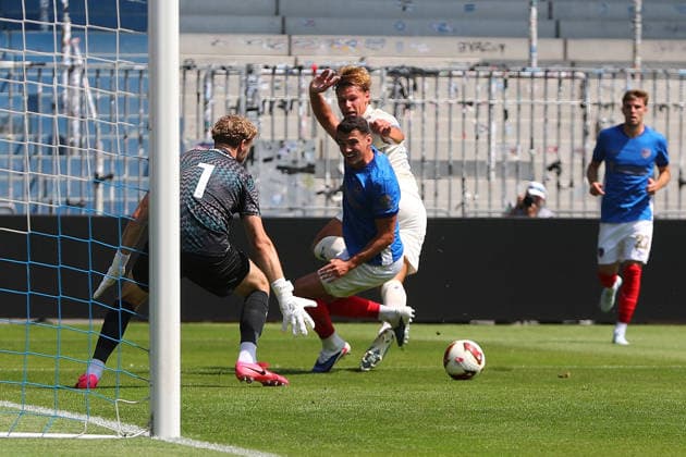 August 1, 2026, xtvx, Soccer Friendly Match, SV Darmstadt 98 vs. FC Portsmouth: Goalkeeper Nicolas Schmid (FC Portsmouth) and Fynn Lakenmacher (SV Darmstadt 98) take a shot on goal. DFL and DFB regulations prohibit any use of photographs as image sequences and or quasi-video. Darmstadt