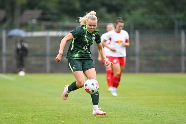 Soccer I Women s I 2026–2027 Season I Friendly Match I RB Leipzig vs. VfL Wolfsburg I August 1, 2026 Anny Kerim Lindland 38, VfL Wolfsburg with the ball, cutout, close-up, portrait, single photo, single image, body, Markranstädt grass field, Stadion am Bad Großfeld, Am Stadtbad 30, Saxony, Germany Copyright: xLobeca InesxHähnelx