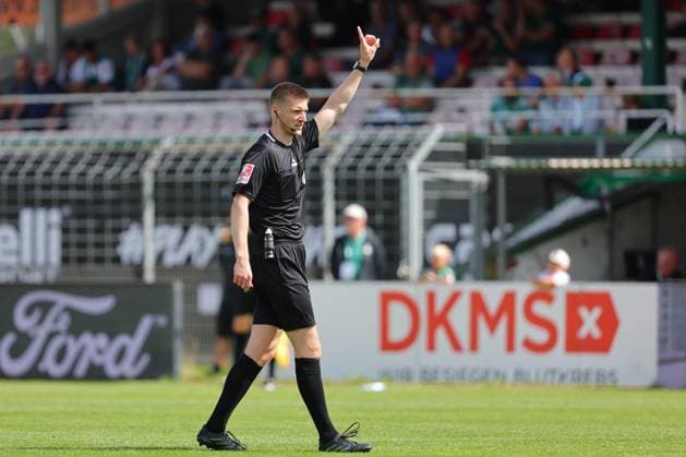 August 26, 2026, GER, Regionalliga Nord, Soccer, Matchday 1, 2026–2027 Season, Dietmar Scholze Stadium at the Lohmühle, VfB Lübeck vs. SC Weiche Flensburg, Individual Action, Full-Body Shot, Isolated Figure, Referee Kevin Behrens signals with his hand, Photo by nordphoto GmbH, Tauchnitz, Lübeck, Dietmar Scholze Stadium at the Lohmühle, SH, Germany Copyright: xnordphotoxGmbHx xTauchnitzx