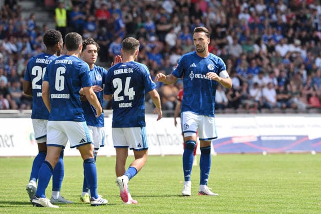 Celebration 0 1, v re, Kenan Karaman FC Schalke 04, Adil Aouchiche FC Schalke 04, Soufiane El Faouzi Schalke 04, Ron Schallenberg, FC Schalke 04; Junior Adamu, FC Schalke 04; January 8, 2026; soccer; 2026–2027 season; friendly match; KSV Hessen Kassel vs. FC Schalke 04; Auestadion, Kassel, Germany Team2