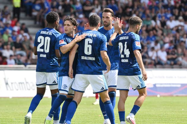 Jubel 0 1, v re , Adil Aouchiche FC Schalke 04 , Kenan Karaman FC Schalke 04 , Ron Schallenberg, FC Schalke 04; Soufiane El Faouzi, Schalke 04; Junior Adamu, FC Schalke 04, January 8, 2026, Soccer, 2026–2027 season, Friendly match, KSV Hessen Kassel vs. FC Schalke 04, Auestadion, Kassel, Germany Team2