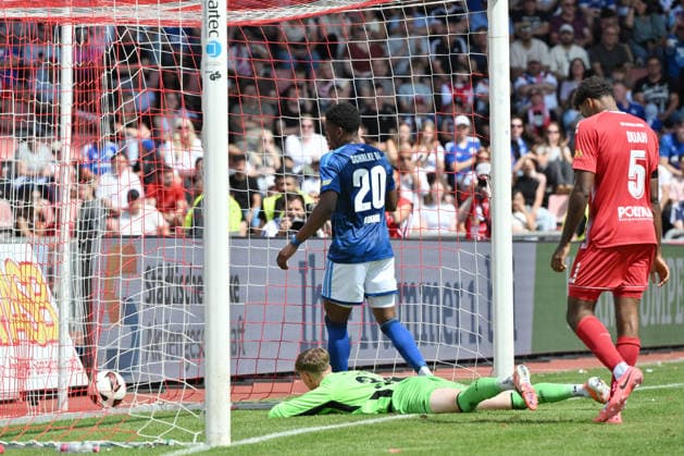 Junior Adamu of FC Schalke 04 scores the goal to make it 0–2 on August 1, 2026, Soccer, 2026–2027 season, Friendly match, KSV Hessen Kassel vs. FC Schalke 04, Auestadion, Kassel, Germany Team2