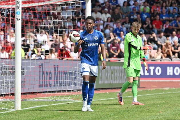 Junior Adamu of FC Schalke 04 has just scored the goal to make it 0–2. August 1, 2026, Soccer, 2026–2027 Season, Friendly Match, KSV Hessen Kassel vs. FC Schalke 04, Auestadion, Kassel, Germany Team2