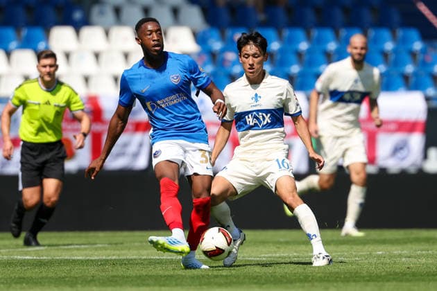August 1, 2026, Darmstadt, Friendly Match: SV Darmstadt 98 vs. FC Portsmouth; Ebou Adams (Portsmouth) and Hiroki Akiyama (SV Darmstadt 98) in action with the ball Copyright: HMBxMedia JoaquimxFerreira