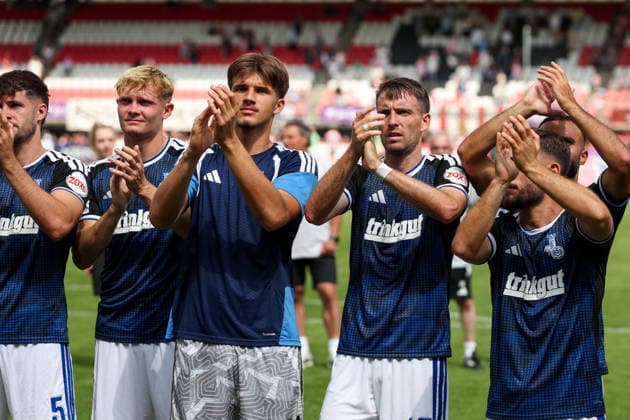 2026-08-01 Sparta Rotterdam v MSV Duisburg - Pre Season Friendly ROTTERDAM, NETHERLANDS - AUGUST 1: Goalkeeper Laurenz Jennissen of MSV Duisburg, Max Besuschkow of MSV Duisburg, are thanking the fans for their support after the draw during the Pre Season Friendly match between Sparta Rotterdam and MSV Duisburg at Sparta-stadion Het Kasteel on August 1, 2026 in Rotterdam, Netherlands. Rotterdam Sparta-stadion Het Kasteel Netherlands Content not available for redistribution in The Netherlands directly or indirectly through any third parties. Copyright: xHansxvanxderxValkx