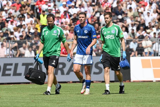 Robin Gosens Injury, FC Schalke 04, Wed, Aug 1, 2026, Soccer, 2026–2027 Season, Friendly Match, KSV Hessen Kassel vs. FC Schalke 04, Auestadion, Kassel, Germany Team2