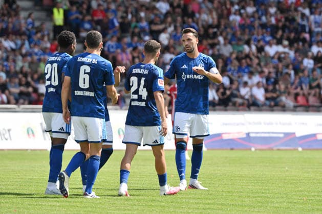 Cheers 0 1, v re, Kenan Karaman FC Schalke 04, Adil Aouchiche FC Schalke 04, Ron Schallenberg FC Schalke 04, Junior Adamu FC Schalke 04 January 8, 2026, Soccer, 2026–2027 season, Friendly match, KSV Hessen Kassel vs. FC Schalke 04, Auestadion, Kassel, Germany Team2