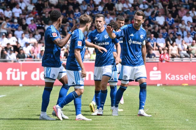 Celebration 0 2, from left to right, Kenan Karaman (FC Schalke 04), Ron Schallenberg (FC Schalke 04), Vitalie Becker (FC Schalke 04), Junior Adamu (FC Schalke 04) January 8, 2026, Soccer, 2026–2027 season, Friendly match, KSV Hessen Kassel vs. FC Schalke 04, Auestadion, Kassel, Germany Team2