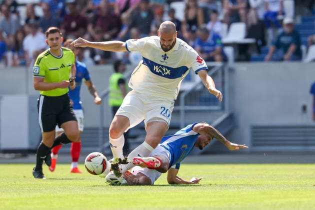 August 1, 2026, Darmstadt, Friendly Match: SV Darmstadt 98 vs. FC Portsmouth; from left: Aleksandar Vukotic (SV Darmstadt 98), Luke Le Roux (Portsmouth) battle for the ball Copyright: HMBxMedia JoaquimxFerreira