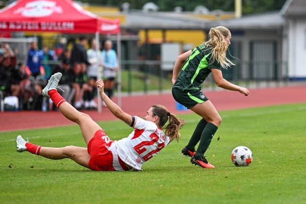 Soccer I Women I 2026–2027 Season I Friendly Match I RB Leipzig vs. VfL Wolfsburg I August 1, 2026: Tackle between Alieke Tuin (22), Rasenballsport Leipzig, and Linnea Saelen (41), VfL Wolfsburg Markranstädt Grass Field, Stadion am Bad Großfeld, Am Stadtbad 30, Saxony, Germany Copyright: xLobeca InesxHähnelx