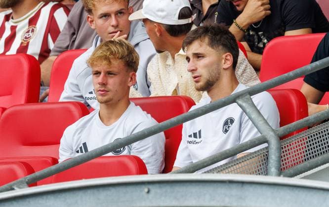 August 1, 2026 Soccer Season 2026–2027 Exhibition Match Friendly Match Preseason Match 1 FC Nürnberg Nuremberg FCN Club Real Oviedo Sports Photo Zink DaMa xdaxmax Tim Janisch 32, 1 FC Nuremberg FCN Adam Markhiev 6, 1 FC Nuremberg FCN are seated in the stands according to their respective positions after receiving red cards; they are chatting and watching the game