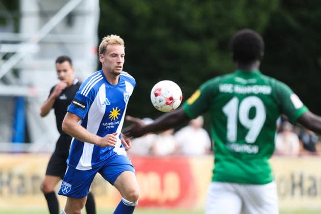 August 1, 2026, Soccer, Men s, Regionalliga Nord, Matchday 1, HSC Hannover vs. BSV Kickers Emden Peer Mahncke (blue, 5) of BSV Kickers Emden in a tackle with Amoro Diedhiou (19) of HSC Hannover