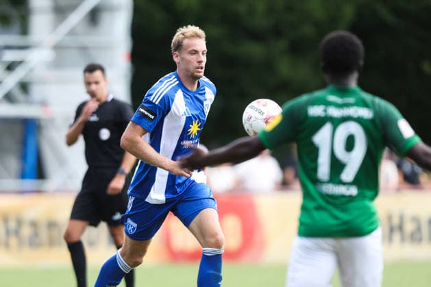 August 1, 2026, Soccer, Men s, Regionalliga Nord, Matchday 1, HSC Hannover vs. BSV Kickers Emden Peer Mahncke (blue, 5) of BSV Kickers Emden in a tackle with Amoro Diedhiou (19) of HSC Hannover