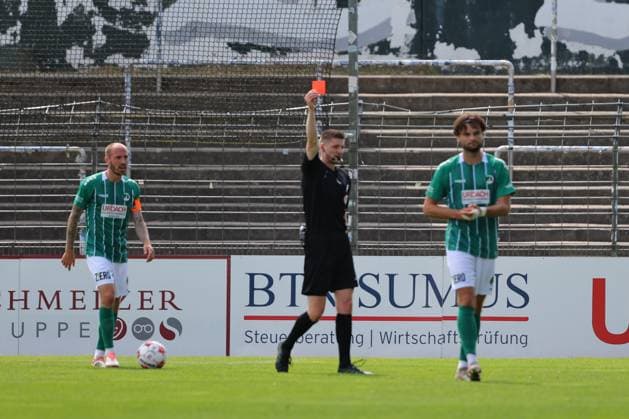 August 26, 2026, GER, Regionalliga Nord, Soccer, Matchday 1, 2026–2027 Season, Dietmar Scholze Stadium at the Lohmuehle, VfB Lübeck vs. SC Weiche Flensburg Red Card Referee Kevin Behrens shows Maximilian Schütt (VfB Lübeck, No. 23) a red card; on the left, Marvin Thiel (VfB Lübeck, No. 13). Photo: nordphoto GmbH, Tauchnitz, Lübeck. Dietmar Scholze Stadium an der Lohmuehle, SH, Germany Copyright: xnordphotoxGmbHx xTauchnitzx