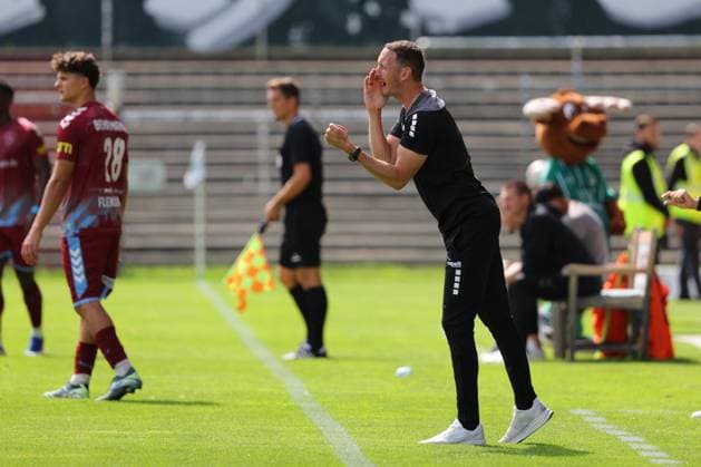 August 26, 2026, GER, Regionalliga Nord, Soccer, Matchday 1, 2026–2027 Season, Dietmar Scholze Stadium at the Lohmuehle, VfB Lübeck vs. SC Weiche Flensburg Coaching Zone, Sideline, Coaches’ Area, Technical Zone; Coach Kevin Rodewald of VfB Lübeck gives instructions, gestures, and signals with hand signals; Photo: nordphoto GmbH, Tauchnitz, Lübeck, Dietmar Scholze Stadium an der Lohmühle, SH, Germany Copyright: xnordphotoxGmbHx xTauchnitzx