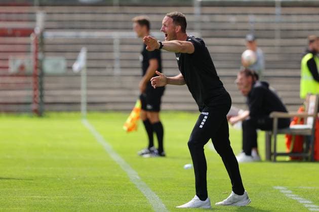 August 26, 2026, GER, Regionalliga Nord, Soccer, Matchday 1, 2026–2027 Season, Dietmar Scholze Stadium at the Lohmuehle, VfB Lübeck vs. SC Weiche Flensburg Coaching Zone, Sideline, Coaches’ Area, Technical Zone; Coach Kevin Rodewald of VfB Lübeck gives instructions, gestures, and signals with hand signals; Photo: nordphoto GmbH, Tauchnitz, Lübeck, Dietmar Scholze Stadium an der Lohmühle, SH, Germany Copyright: xnordphotoxGmbHx xTauchnitzx