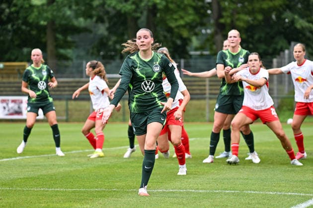 Soccer I Women s I 2026–2027 Season I Friendly Match I RB Leipzig vs. VfL Wolfsburg I August 1, 2026 Smilla Vallotto 14, VfL Wolfsburg challenges for the ball; close-up, portrait, single photo, single image, body; Markranstädt grass field, Stadion am Bad Großfeld, Am Stadtbad 30, Saxony, Germany Copyright: xLobeca InesxHähnelx