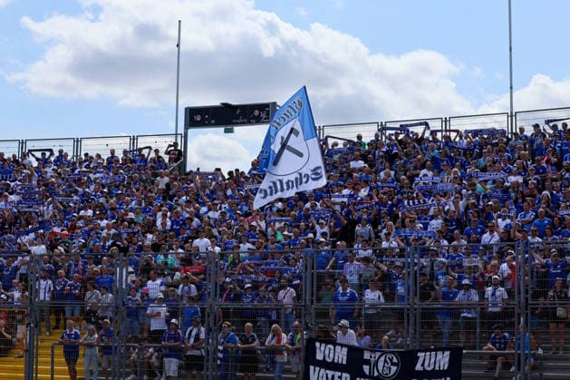 Kassel, Germany, August 1, 2026; 2026-2027 preseason match: KSV Hessen Kassel vs. FC Schalke 04. Pictured: Schalke 04 fan section at the Auestadion in Kassel, Auestadion, Hesse Copyright: xFotostandx xFabianxWernerx