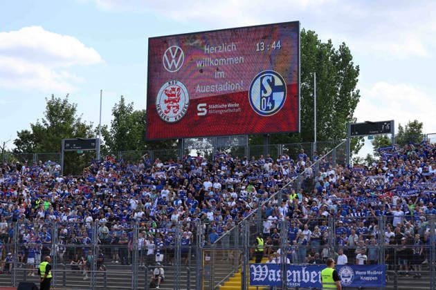 Kassel, Germany, August 1, 2026; Friendly Match 2026–2027: KSV Hessen Kassel vs. FC Schalke 04; Pictured: Schalke 04 fan section at the Auestadion in Kassel; Auestadion, Hesse Copyright: xFotostandx xFabianxWernerx