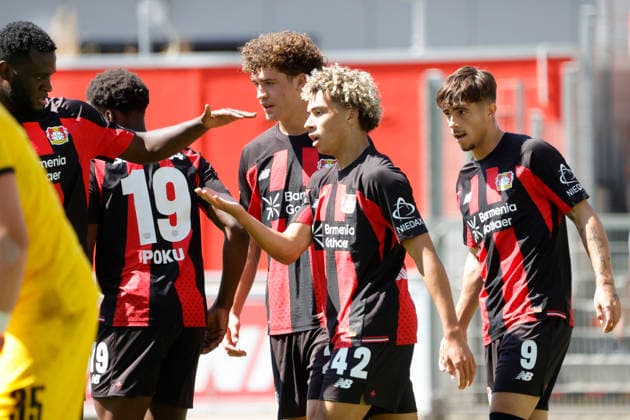 Leverkusen, Germany, German Bundesliga, 2026–2027 Season Friendly Match: Bayer 04 Leverkusen vs. Rot-Weiss Essen 3–0 on August 1, 2026, at Ulrich Haberland Stadium in Leverkusen. Victor Boniface (LEV, left) high-fives the goal scorer on the 3–0 goal, Montrell Amare (CULBRE)ATH LEV 2, right, Photo by Norbert Schmidt, Düsseldorf
