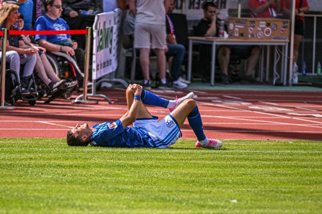 August 1, 2026, Soccer, 2026–2027 Season, Friendly Match, KSV Hessen Kassel vs. FC Schalke 04, Dejan Ljubicic of FC Schalke 04 holds his knee xRHR PHOTO YYx Copyright: KROEGER RHR-FOTOx RHR-FOTO YY