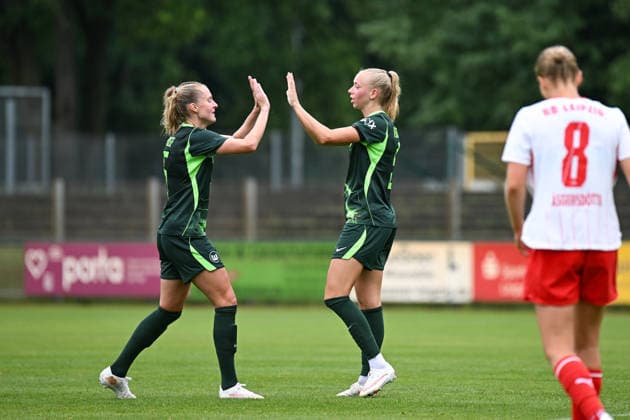 Soccer I Women’s I 2026–2027 Season I Friendly Match I RB Leipzig vs. VfL Wolfsburg I August 1, 2026 Goal celebration by Janina Minge 6, VfL Wolfsburg congratulates goal scorer Ella Peddemors 5, VfL Wolfsburg and high-fives her Markranstädt Grass Field, Stadion am Bad Großfeld, Am Stadtbad 30 Saxony, Germany Copyright: xLobeca InesxHähnelx