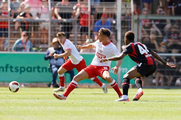 Soccer Friendly Match: Bayer 04 Leverkusen vs. Rot Weiss Essen on August 1, 2026, at Ulrich Haberland Stadium. Jeanuel Belocian (Bayer 04 Leverkusen), Marvin Obuz (Rot Weiss Essen)