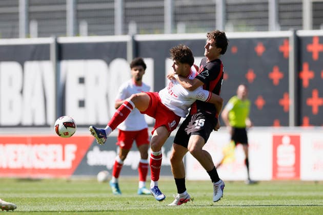 Soccer Friendly Match: Bayer 04 Leverkusen vs. Rot Weiss Essen on August 1, 2026, at Ulrich Haberland Stadium. Jaka Cuber Potocnik (Rot Weiss Essen), Tim Oermann (Bayer 04 Leverkusen)