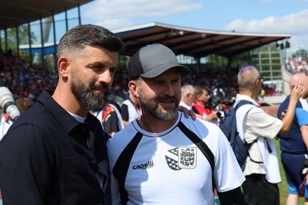 Kassel, Germany, August 1, 2026. 2026-2027 preseason match: KSV Hessen Kassel vs. FC Schalke 04. Pictured, from left: Coach Miron Muslic (S04) and Coach Renà Klingbeil (KSV) together before the game at Auestadion Hessen. Copyright: xFotostandx xFabianxWernerx