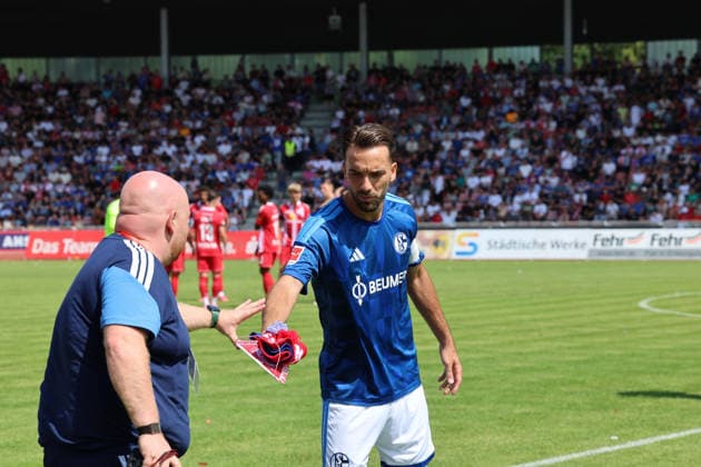 Kassel, Germany, August 1, 2026; 2026-2027 Friendly Match: KSV Hessen Kassel vs. FC Schalke 04; Pictured: Kenan Karaman of S04 presenting the match pennant before the game at Auestadion Hessen Copyright: xFotostandx xFabianxWernerx