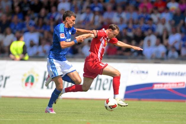 Tackle between Dejan Ljubicic (FC Schalke 04 21) and Joel Richter (KSV Hessen Kassel 37 R), GER, KSV Hessen Kassel vs. FC Schalke 04, Soccer, Regionalliga Southwest, 2026–2027 season, Friendly match, August 1, 2026, GER, Soccer, Regionalliga Southwest, KSV Hessen Kassel vs. FC Schalke 04, August 1, 2026, Kassel Copyright: xRolandxSippelx-xEibner-Pressefotox EP_RSL