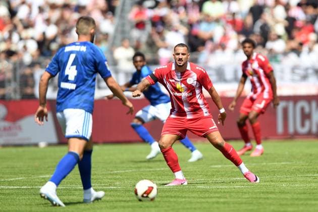 Sercan Sararer, KSV Hessen Kassel 10 R, Hasan Kuruay, FC Schalke 04 4, GER, KSV Hessen Kassel vs. FC Schalke 04, Soccer, Regionalliga Southwest, 2026–2027 Season, Friendly Match, August 1, 2026, GER, Soccer, Regionalliga Southwest, KSV Hessen Kassel vs. FC Schalke 04, August 1, 2026, Kassel Copyright: xRolandxSippelx-xEibner-Pressefotox EP_RSL