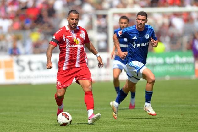Sercan Sararer KSV Hessen Kassel 10, Ron Schallenberg FC Schalke 04 6 R, GER, KSV Hessen Kassel vs. FC Schalke 04, Soccer, Regionalliga Southwest, 2026–2027 Season, Friendly Match, August 1, 2026, GER, Soccer, Regionalliga Southwest, KSV Hessen Kassel vs. FC Schalke 04, August 1, 2026, Kassel Copyright: xRolandxSippelx-xEibner-Pressefotox EP_RSL