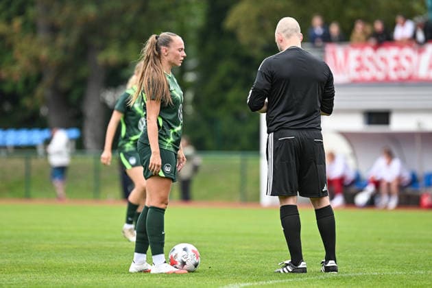 Soccer I Women I 2026–2027 Season I Friendly Match I RB Leipzig vs. VfL Wolfsburg I August 1, 2026 Lou Bogaert 23, VfL Wolfsburg has placed the ball for the free kick at Markranstädt Grass Field, Stadion am Bad Großfeld, Am Stadtbad 30, Saxony, Germany Copyright: xLobeca InesxHähnelx