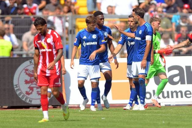Celebration and joy after the goal that made it 0–2: Junior Adamu (FC Schalke 04, 20M), Kenan Karaman (FC Schalke 04, 19R), GER, KSV Hessen Kassel vs. FC Schalke 04, soccer, Regionalliga Southwest, 2026–2027 season, friendly match, August 1, 2026, GER, Soccer, Regionalliga Southwest, KSV Hessen Kassel vs. FC Schalke 04, August 1, 2026, Kassel Copyright: xRolandxSippelx-xEibner-Pressefotox EP_RSL