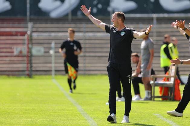 August 26, 2026, GER, Regionalliga Nord, Soccer, Matchday 1, 2026–2027 Season, Dietmar Scholze Stadium at the Lohmühle, VfB Lübeck vs. SC Weiche Flensburg Coaching zone, sideline, coaches’ area, technical zone; Coach Kevin Rodewald of VfB Lübeck celebrates; Photo: nordphoto GmbH, Tauchnitz, Lübeck, Dietmar Scholze Stadium at the Lohmühle, SH, Germany Copyright: xnordphotoxGmbHx xTauchnitzx