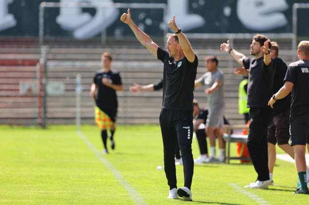 August 26, 2026, GER, Regionalliga Nord, Soccer, Matchday 1, 2026–2027 Season, Dietmar Scholze Stadium at the Lohmühle, VfB Lübeck vs. SC Weiche Flensburg Coaching zone, sideline, coaches area, technical zone; Coach Kevin Rodewald, VfB Lübeck, giving a thumbs-up; Photo: nordphoto GmbH, Tauchnitz, Lübeck, Dietmar Scholze Stadium at the Lohmühle, SH, Germany Copyright: xnordphotoxGmbHx xTauchnitzx