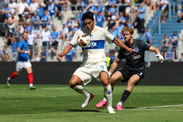 August 1, 2026, Darmstadt, Friendly Match: SV Darmstadt 98 vs. FC Portsmouth; from left: Hojae Lee (SV Darmstadt 98), in action, with the ball; Nicolas Schmid (Portsmouth) Copyright: HMBxMedia JoaquimxFerreira
