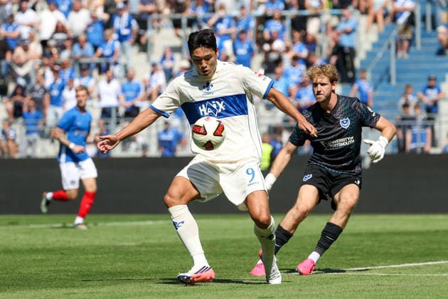 August 1, 2026, Darmstadt, Friendly Match: SV Darmstadt 98 vs. FC Portsmouth; from left: Hojae Lee (SV Darmstadt 98), in action, with the ball; Nicolas Schmid (Portsmouth) Copyright: HMBxMedia JoaquimxFerreira