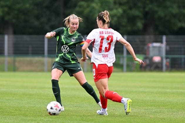 Soccer I Women’s I 2026–2027 Season I Friendly Match I RB Leipzig vs. VfL Wolfsburg I August 1, 2026, Tackle by Janina Minge 6, VfL Wolfsburg blocks Sandra Starke 13, Rasenballsport Leipzig stands in their way Markranstädt Grass Field, Stadion am Bad Großfeld, Am Stadtbad 30 Saxony, Germany Copyright: xLobeca InesxHähnelx