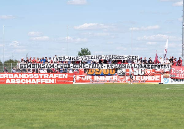Soccer Regional League, West Division 1, Matchday: SV Westfalia Rhynern vs. Sportfreunde Siegen on August 1, 2026, at the Kümpel Hellmeister Arena in the Westfalia Sportpark in Hamm-Rhynern. Banner displayed by Sportfreunde Siegen fans regarding Regional League reform xMAx