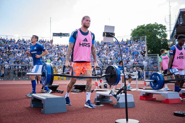August 1, 2026, Soccer, 2026–2027 season, friendly match, KSV Hessen Kassel vs. FC Schalke 04, goalkeeper Loris Karius of FC Schalke 04 does strength training and is cheered on by FC Schalke 04 fans xRHR PHOTO YYx Copyright: KROEGER RHR-FOTOx RHR-FOTO YY