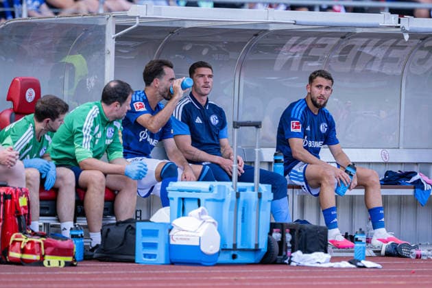 August 1, 2026, Soccer, 2026–2027 Season, Friendly Match, KSV Hessen Kassel vs. FC Schalke 04, Robin Gosens of FC Schalke 04 sits on the bench xRHR PHOTO YYx Copyright: KROEGER RHR-FOTOx RHR-FOTO YY