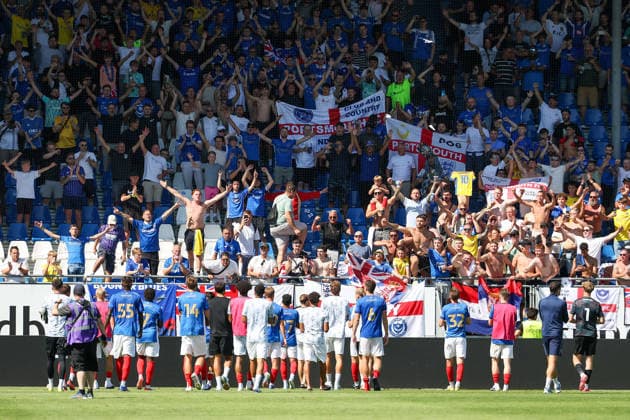 August 1, 2026, Darmstadt, Friendly Match: SV Darmstadt 98 vs. FC Portsmouth; The FC Portsmouth team applauds the fans; FC Portsmouth fans Copyright: HMBxMedia JoaquimxFerreira